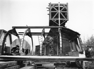 843285 Gezicht op de Hollandse wipmolen 'De Kortrijkse Molen' (Stationsweg 105) te Breukelen, tijdens de restauratie.